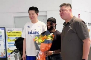 扎维尔·辛普森已到队！在机场还用中文喊出：新疆加油 飞虎必胜